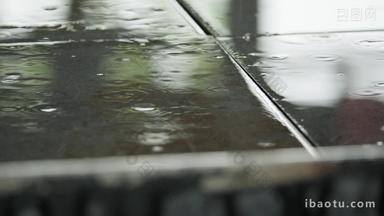 清明下雨公园石板砖水花实拍空镜